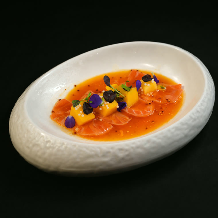 Sashimi de saumon, mangue, agrumes