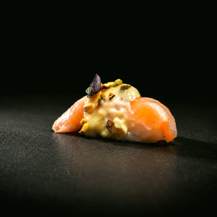 Nigiri de saumon, crème de pistache