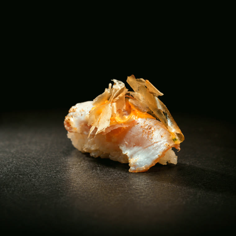Nigiri de crevette, copeaux de bonite