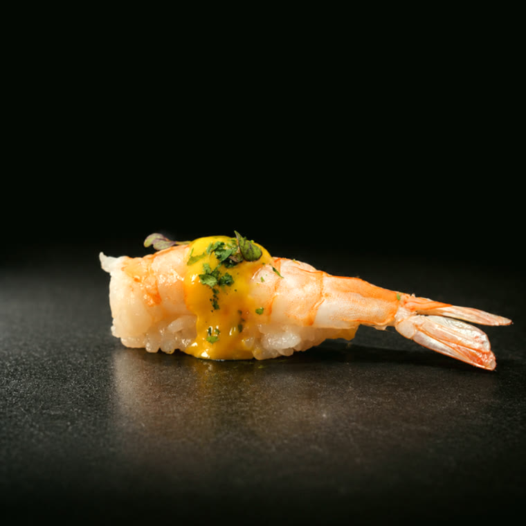 Nigiri de crevette, sauce aux herbes