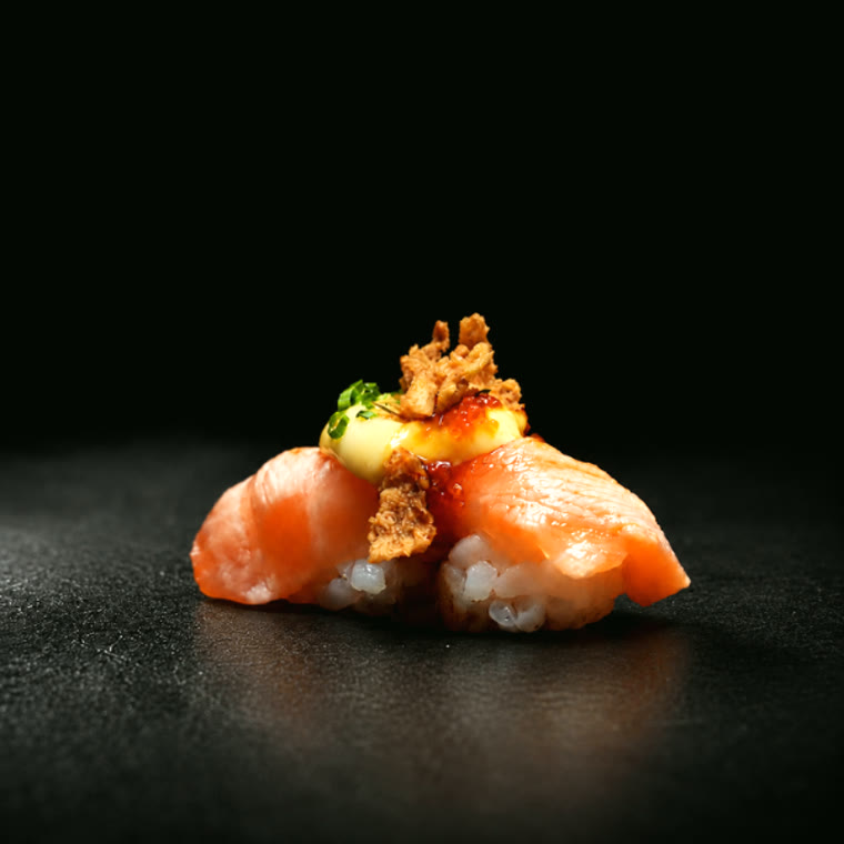 Nigiri de saumon snacké, éclats croustillants