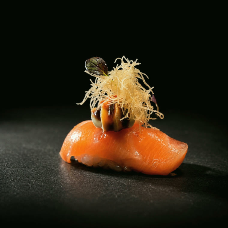 Nigiri de saumon, julienne croustillante