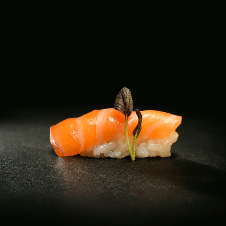 Nigiri de saumon, pousse de shiso