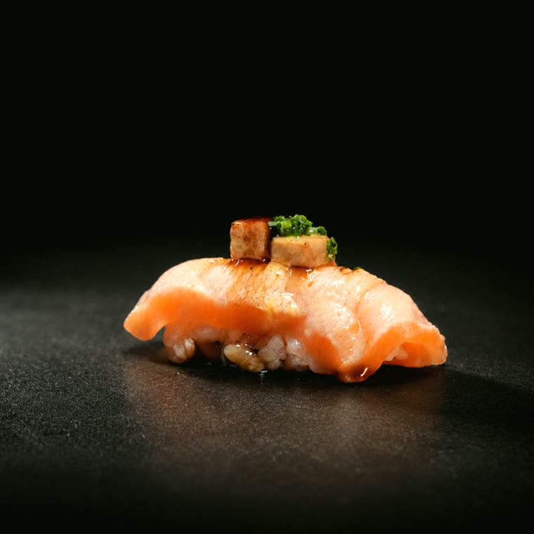 Nigiri de saumon snacké, dé doré