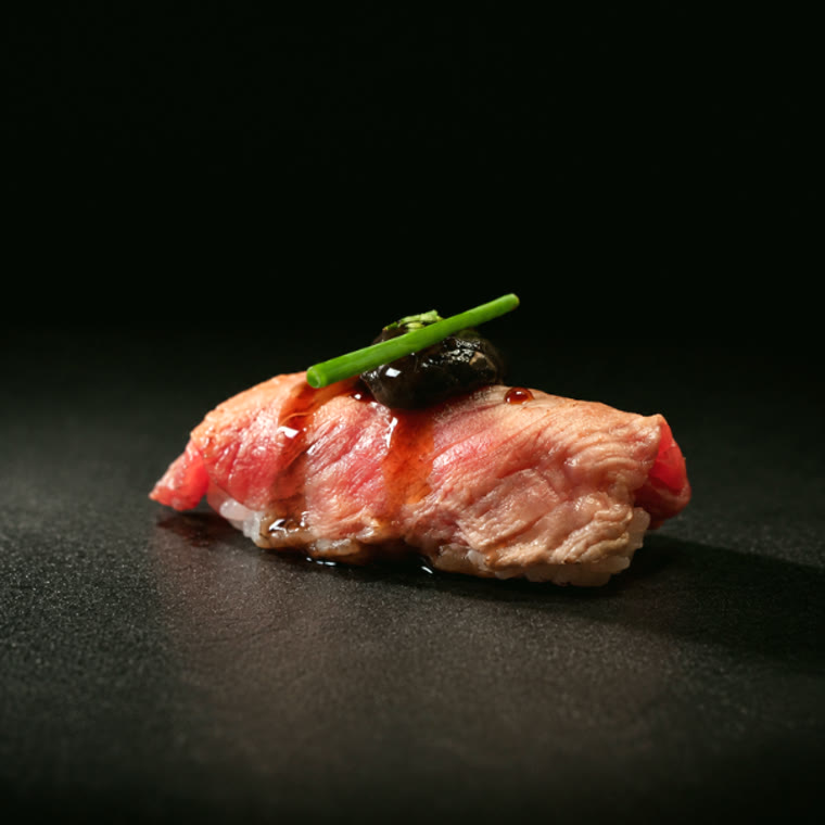 Nigiri de boeuf snacké, sauce sombre