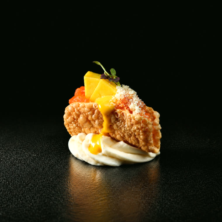 Croustillant, mangue et oeufs de poisson