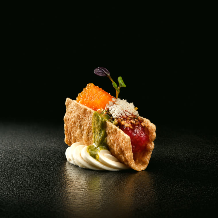 Taco croustillant, tartare et oeufs de poisson
