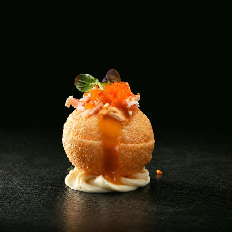 Croustillant, oeufs de poisson et sauce