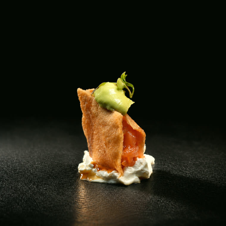 Tuile croustillante, saumon et avocat