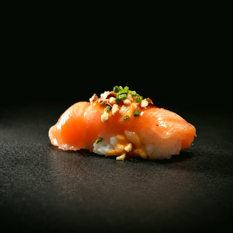 Nigiri de saumon snacké, cacahuète