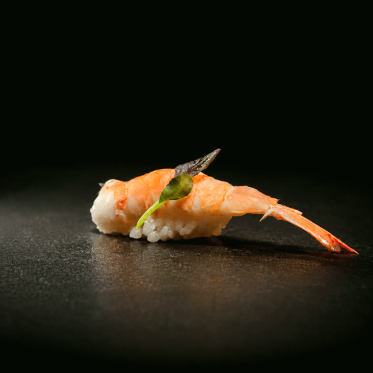 Nigiri de crevette, pousse de shiso