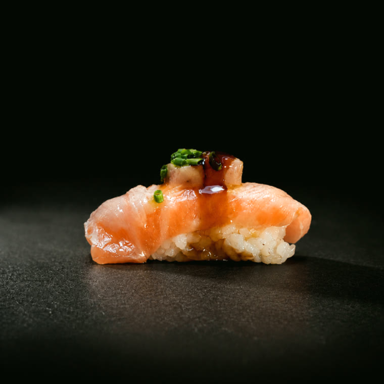 Nigiri de saumon snacké