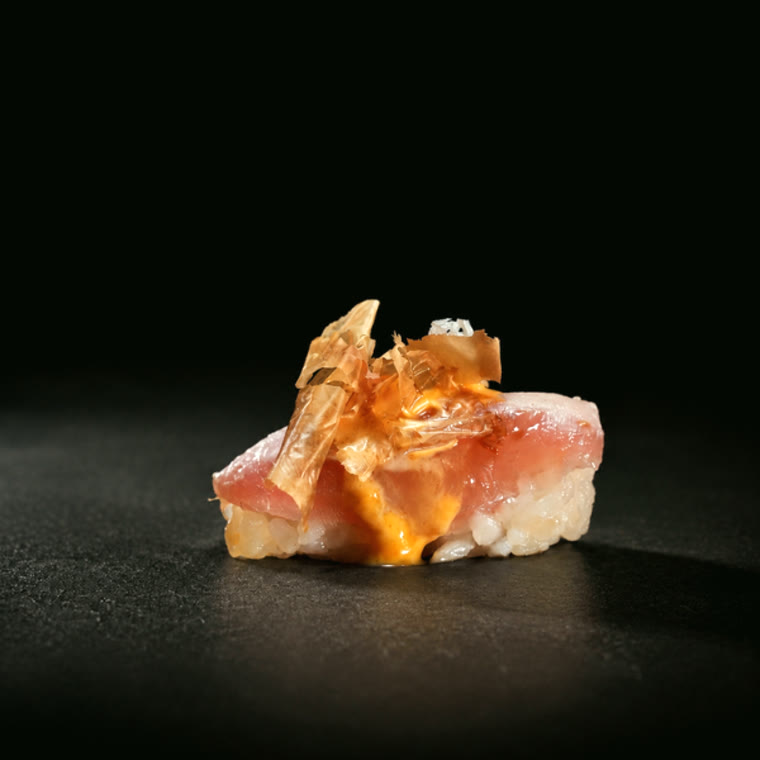 Nigiri, copeaux de bonite et mangue