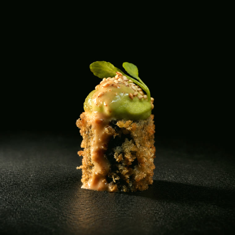 Maki croustillant, crème d'avocat et sésame