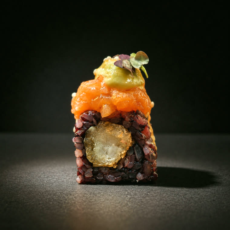 Maki riz noir, tempura, saumon & avocat