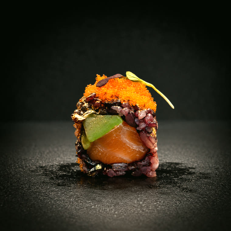 Maki riz noir, saumon, avocat & tobiko