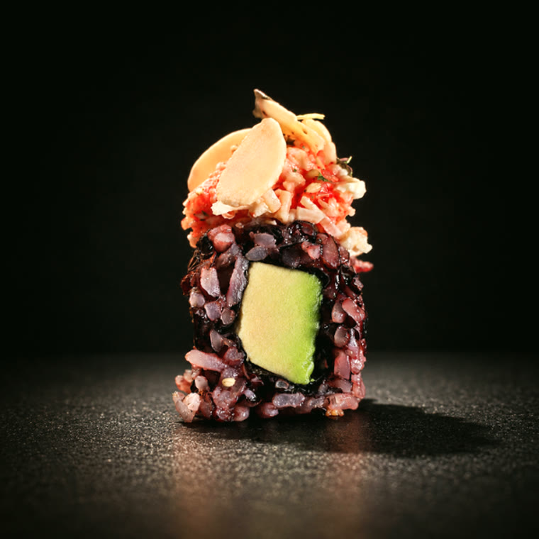 Maki riz noir, avocat & tobiko